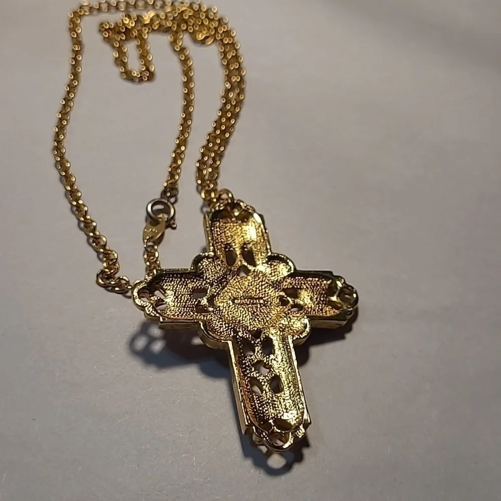 Women's Avon Cross with Chain NWOT